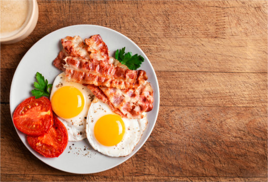 Fried,Egg,And,Bacon,On,Plate,For,Breakfast,And,Cup